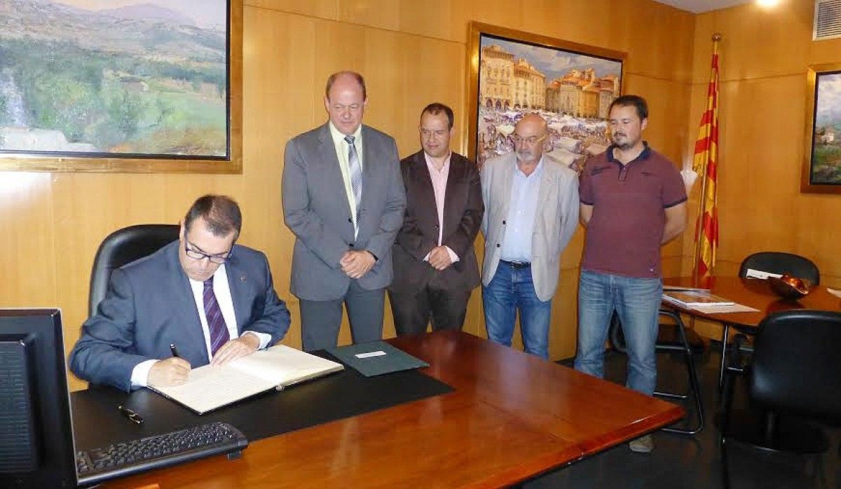 Jordi Jané va signar al llibre d'honor del Consell Comarcal d'Osona
