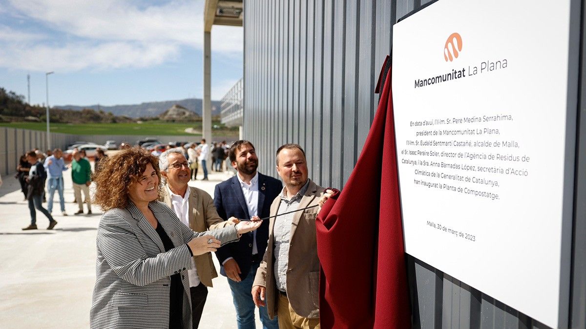La secretària d'Acció Climàtica Anna Barnadas inaugurant la planta de compostatge de la Mancomunitat La Plana.