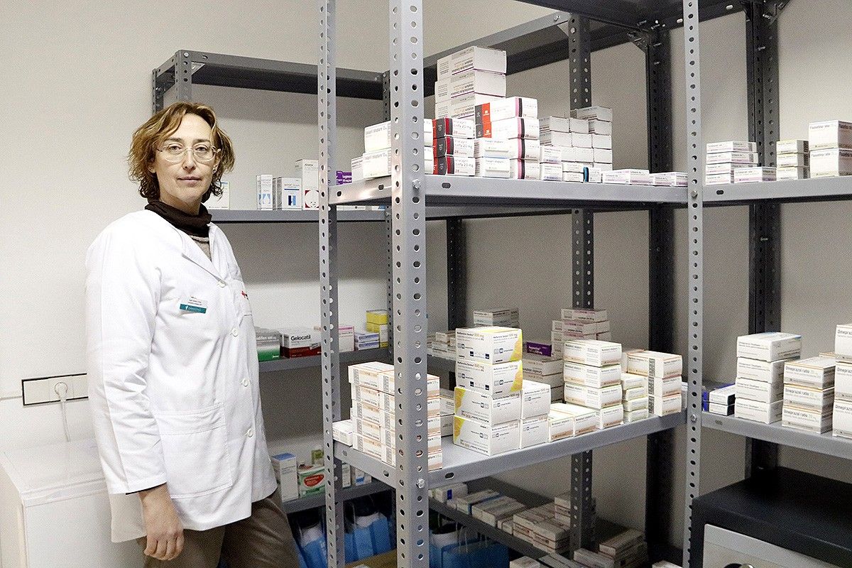 La farmacèutica Núria Utgés a la zona de magatzem de la farmaciola, ubicada en un espai municipal.