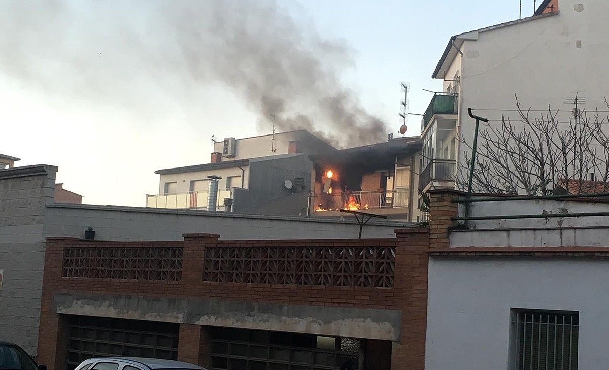 Incendi en un pis del passeig de Sant Joan a Manlleu.