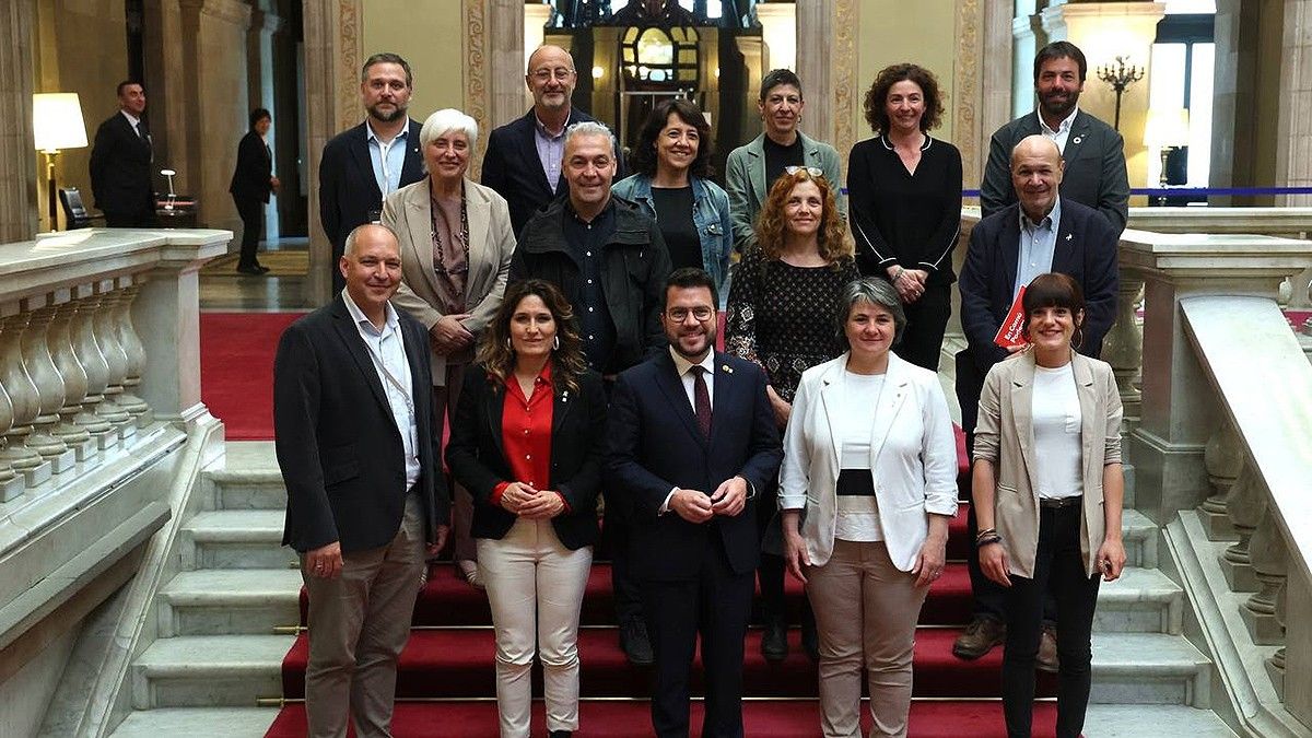 Representants municipals del Lluçanès i del Govern, aquest dimecres al Parlament.