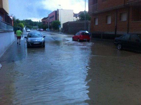 El carrer Puigsacalm, inundat.