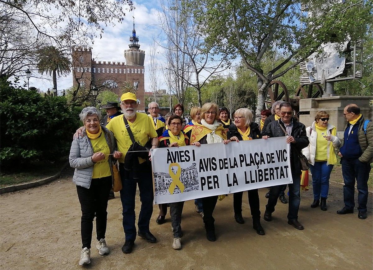Les Àvies i Avis de la plaça de Vic per la Llibertat, al Parlament de Catalunya.