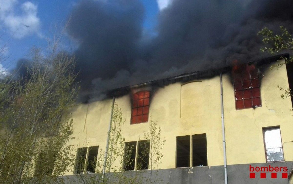 Incendi en una fàbrica abandonada a Sant Quirze de Besora