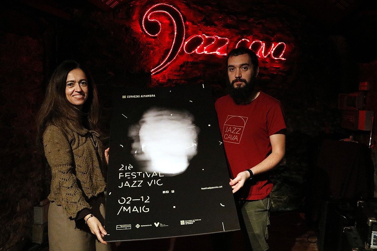 La regidora de Cultura de Vic, Susagna Roura, i el director artístic de l’Alhambra Festival Jazz Vic, Jordi Casadesús