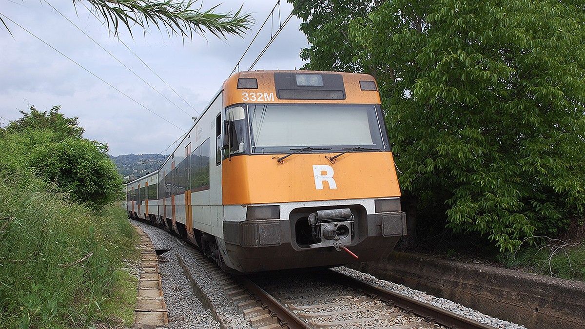 El tren de l'R3 avariat a Torelló abans de ser retirat de la via.