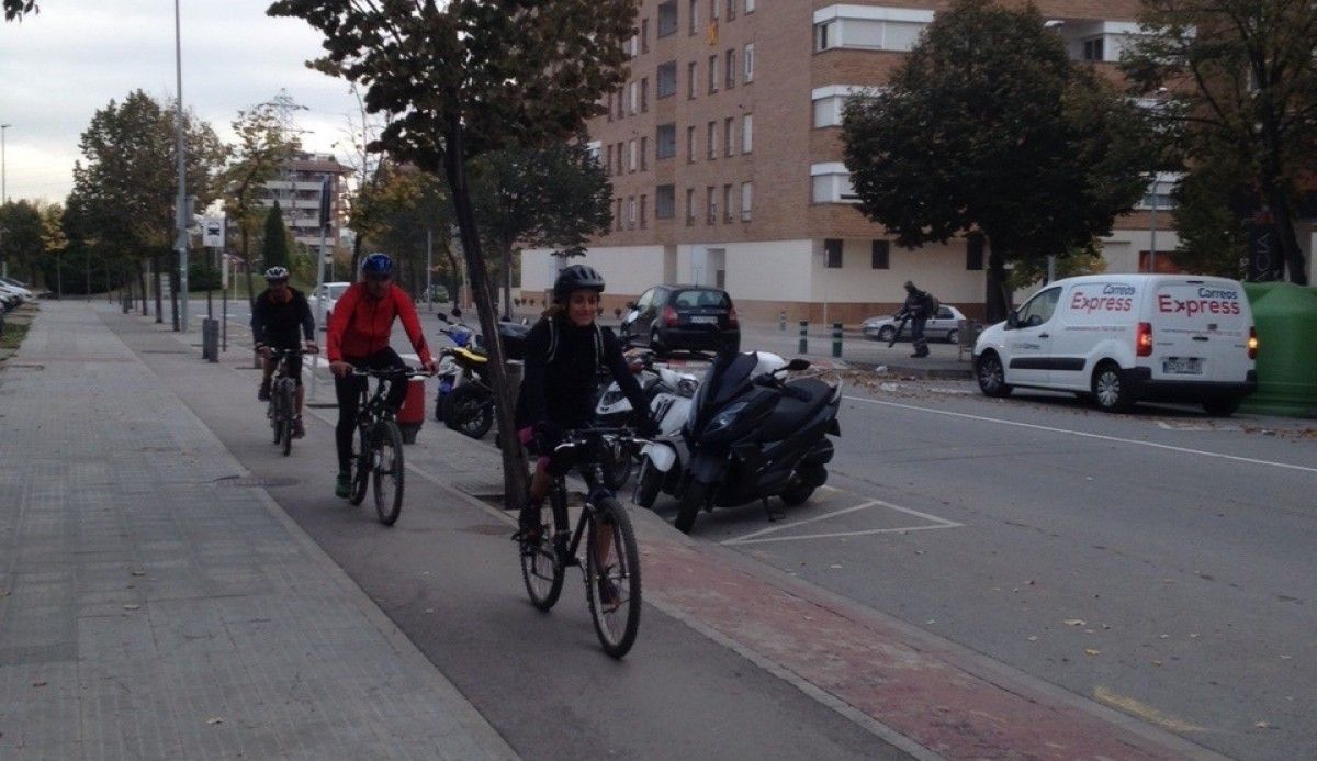 Persones utilitzant el carril bici, davant de l'IES Jaume Callís de Vic
