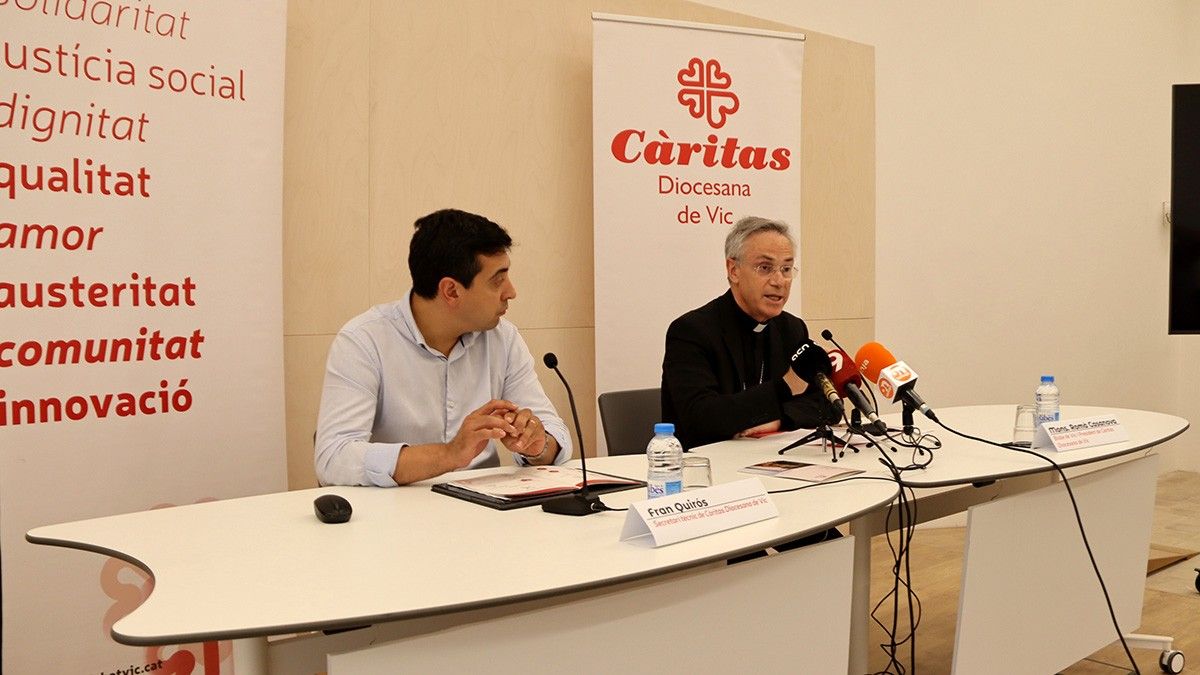 El bisbe de Vic i president de Càritas, Romà Casanova, acompanyat de Fran Quirós secretari tècnic de l'entitat.