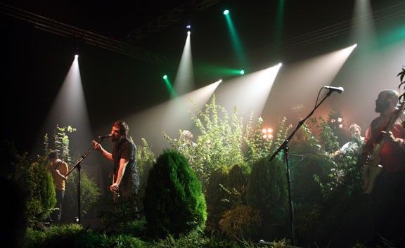 Refree ha presentat nou disc al Mercat de Música Viva de Vic, en un escenari ple de plantes