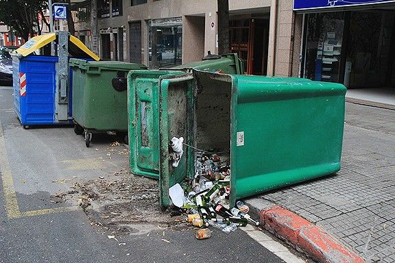 Un contenidor, tirat al terra, al carrer bisbe Morgades.