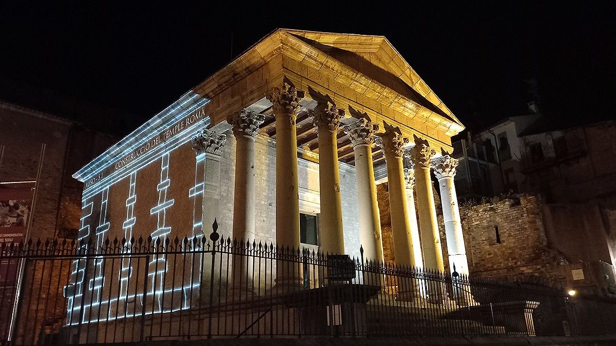 Cada dia a les 22 hores de la nit es pot veure l'audiovisual projectat a la façana sud del Temple Romà de Vic.
