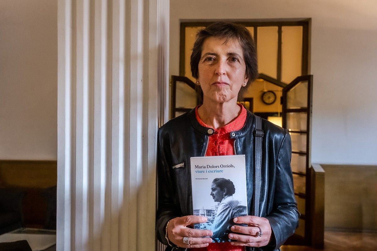 Montserrat Bacardí amb el llibre «Maria Dolors Orriols, viure i escriure»