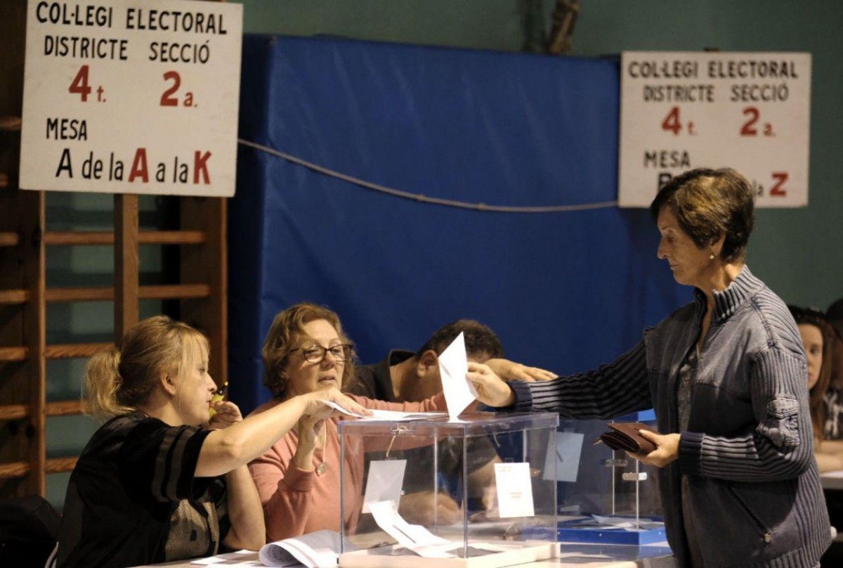 Votant al col·legi Pompeu Fabra a Manlleu.