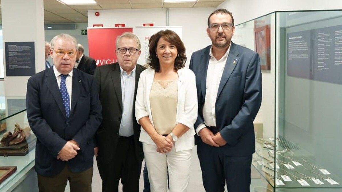 Josep Arimany, Jaume Padrós, Anna Erra i Albert Castells a la Facultat de Medicina de Vic, subseu del MHMC.