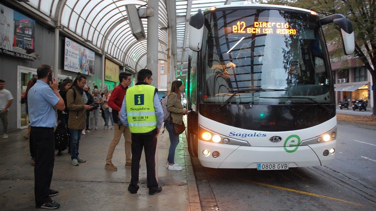 Passatgers pujant a l'e12, el bus directe entre Vic i Barcelona, aquest dimecres al matí a la capital d'Osona.