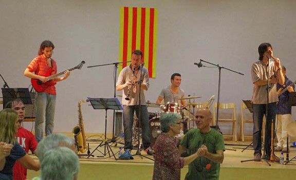 Ball amb el grup La Canya Borda, aquest dissabte a Sant Quirze de Besora.