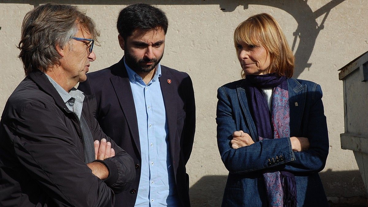 Lluïsa Moret, presidenta de la Diputació de Barcelona, acompanyada del batlle manlleuenc i el president de l'escorxador.