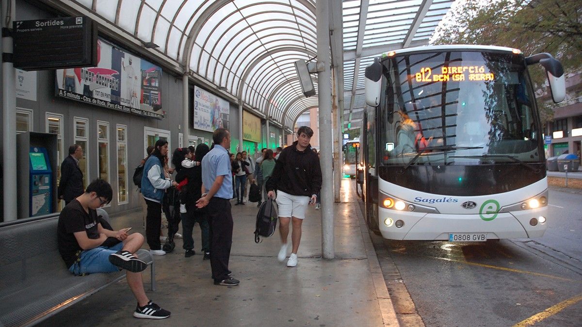 Passatgers pujant a l'e12, el bus que fa el trajecte directe entre Vic i Barcelona.