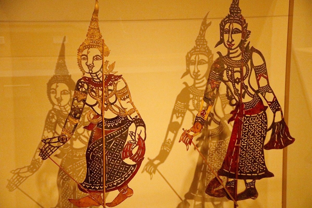 Dues figures elaborades amb pell de l’exposició «Ombres de Siam» del Museu de l’Art de la Pell de Vic.