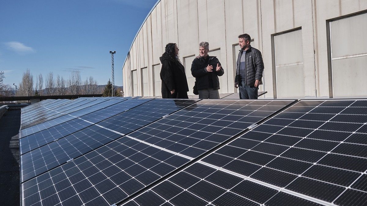 Plaques solars fotovoltaiques a la teulada del pavelló de Roda de Ter