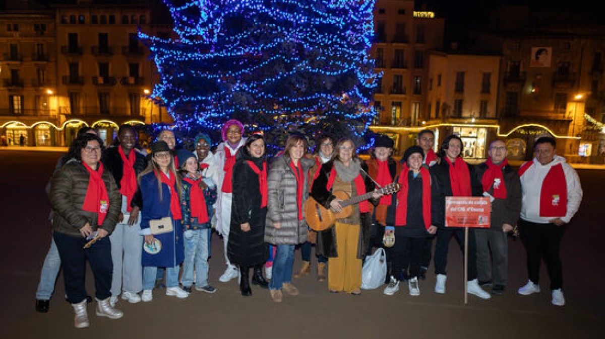 Aprenents de català, nois i noies del Vic Jove i voluntaris surten als carrers de la ciutat a cantar nadales en llengua catalana.
