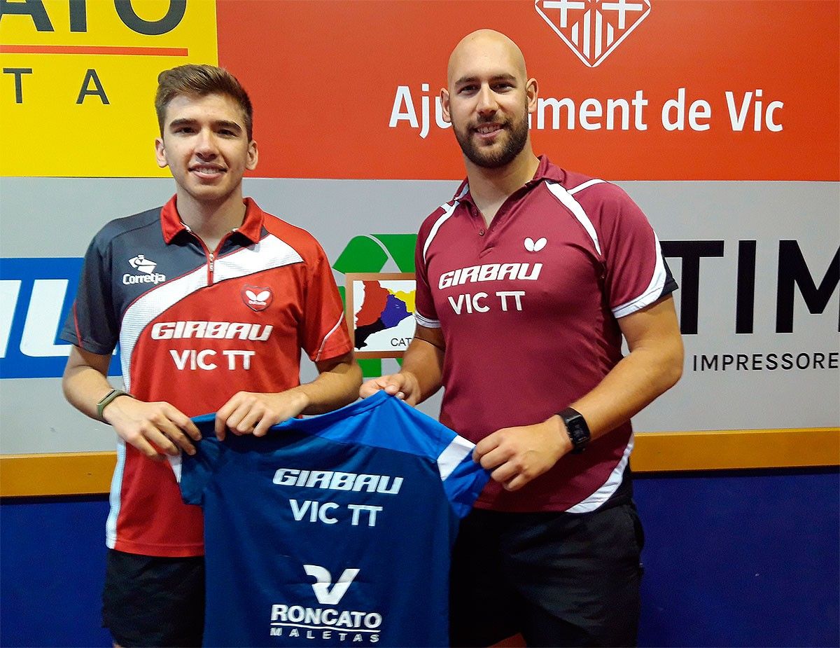 Raül Porta, a l'esquerra, amb un dels entrenadors del Girbau Vic TT, Miquel Ramos