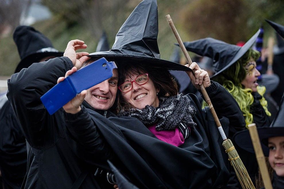 Una parella de participants al rècord de bruixes i bruixots de l'any passat