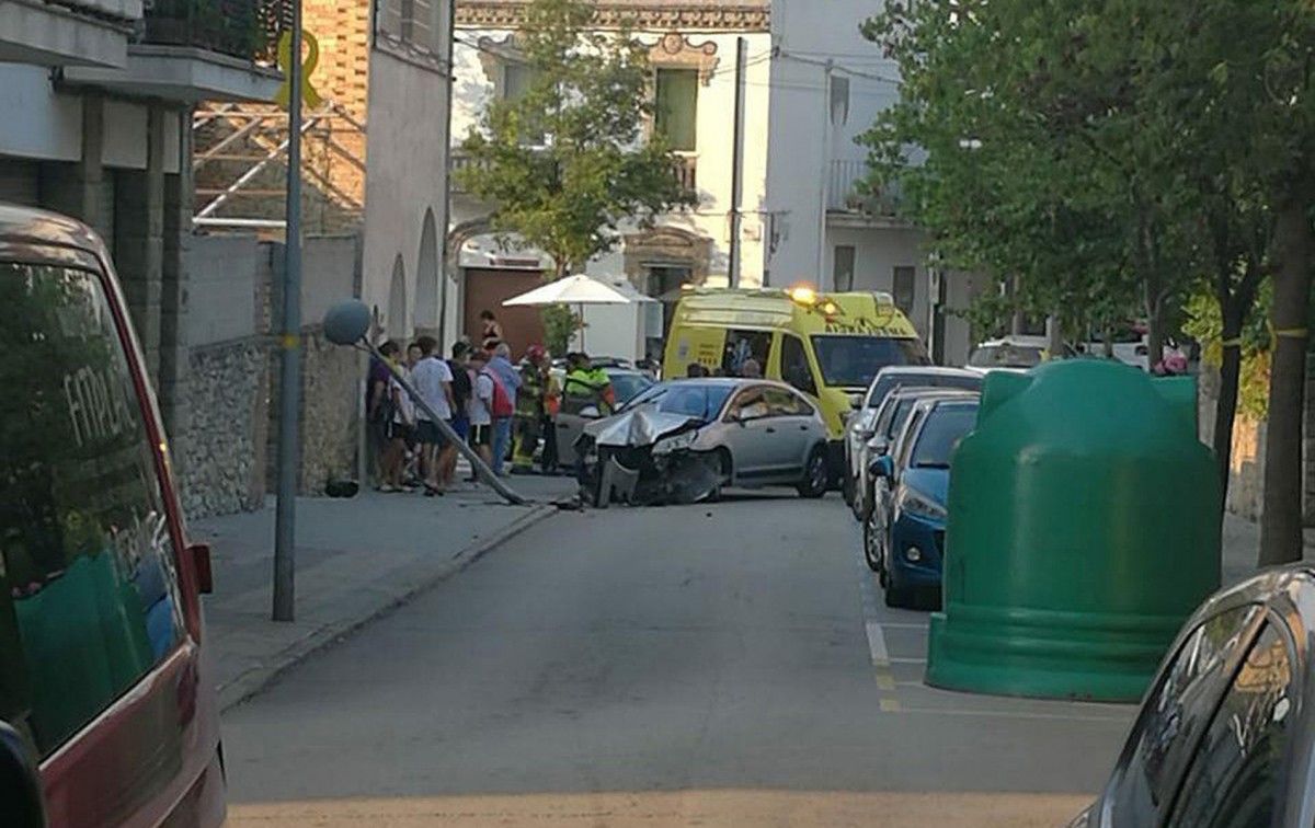 El cotxe accidentat amb l'ambulància.