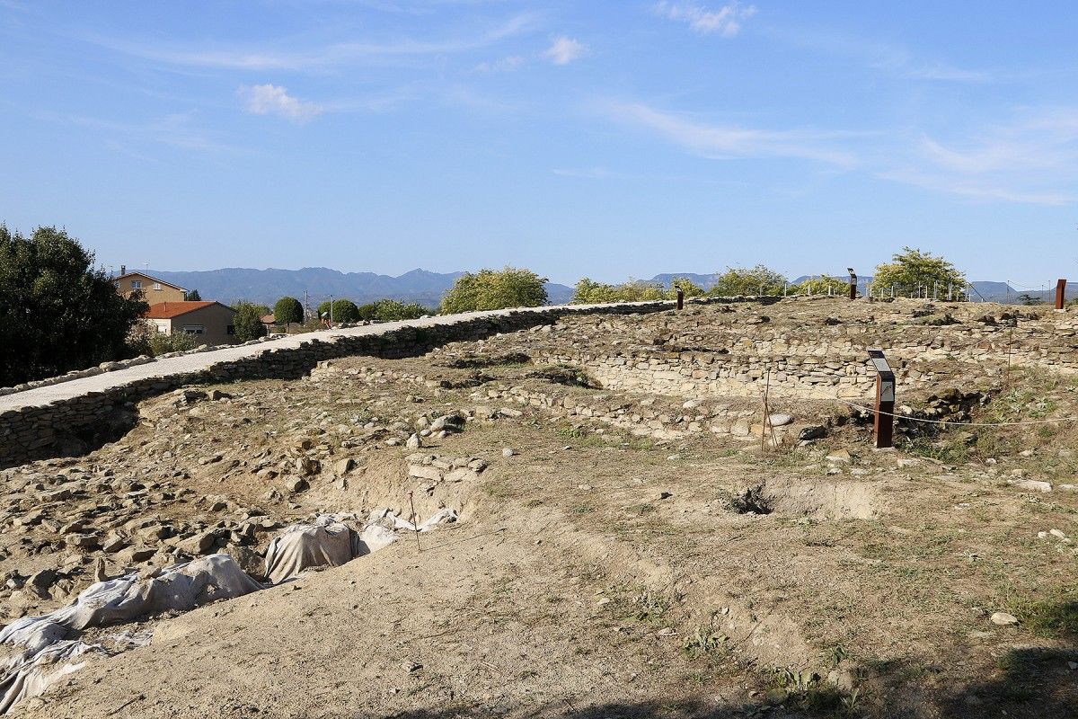 La muralla i de la zona ibèrica del jaciment de l'Esquerda de Roda de Ter. 