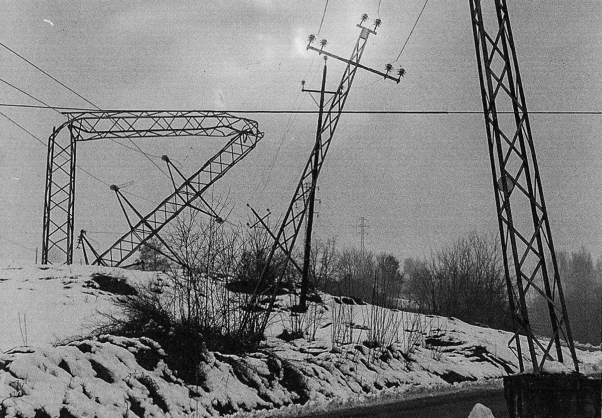 Torres electriques de gran voltatge, doblades a causa de la nevada