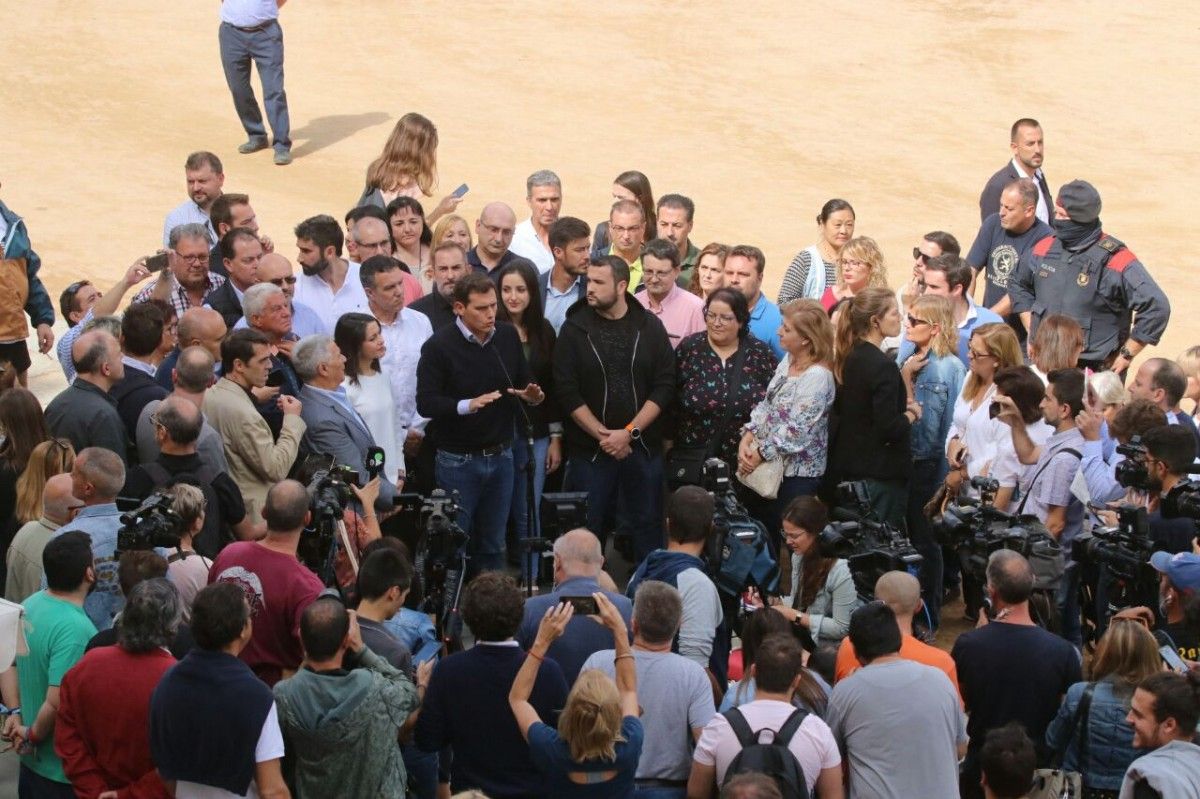 Arrimadas i Rivera, envoltats de mitjans i simpatitzants a la plaça de Vic