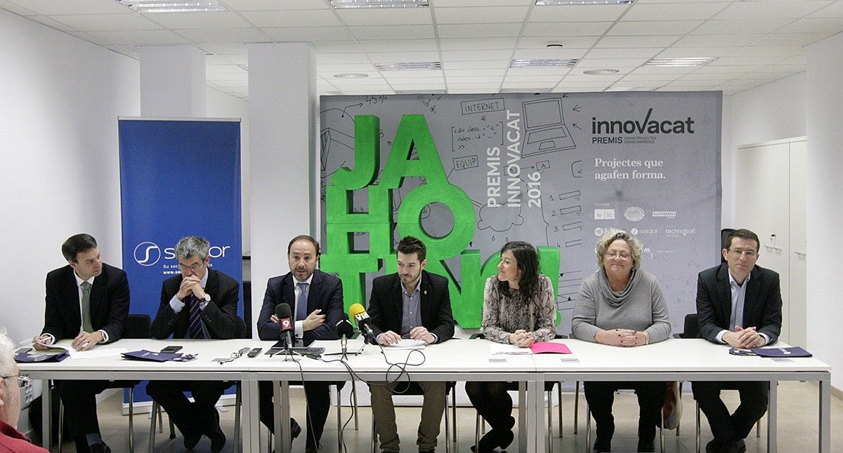 Roda de premsa, amb representants de Girbau, La Farga, Seidor, Casa Tarradellas, Bon Preu, Technograf i l'Aj. de Manlleu