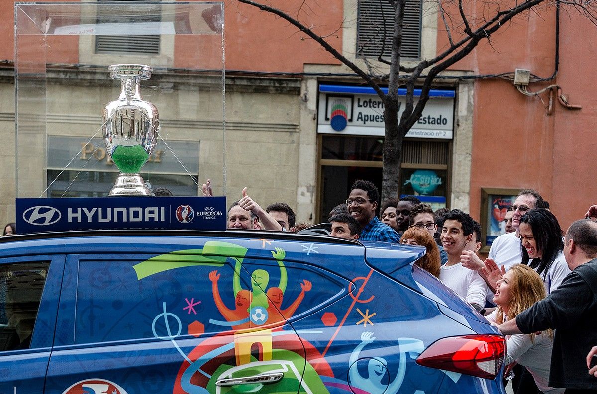 L'Eurocopa, a sobre d'un cotxe a la plaça de Vic
