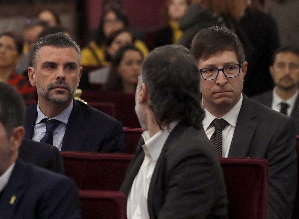 Carles Mundó, al costat de Santi Vila i davant de Jordi Cuixart, durant el judici.