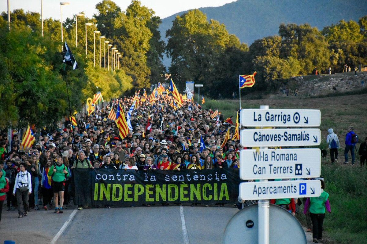Els manifestants sortint de la Garriga en direcció les Franqueses