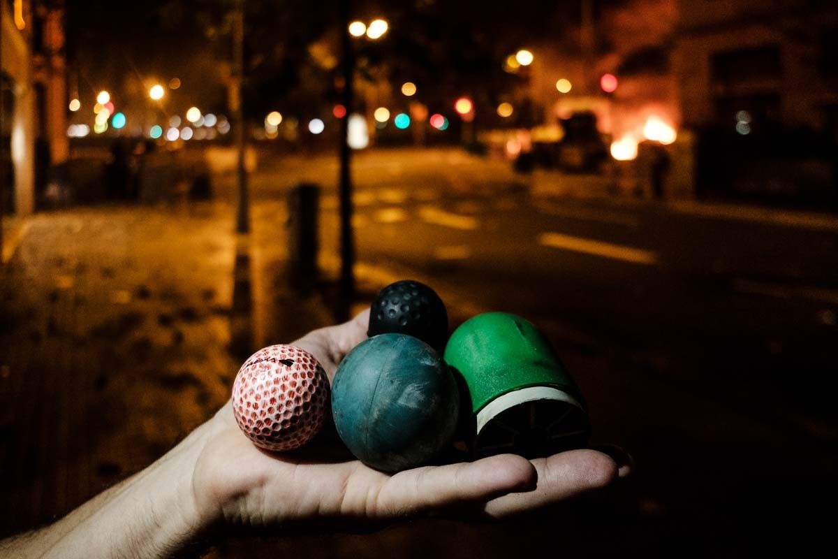 Bales de goma, projectils de foam recollits als voltants de plaça Urquinaona