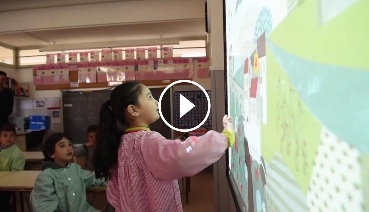 Nens interactuant amb l'app en un centre educatiu