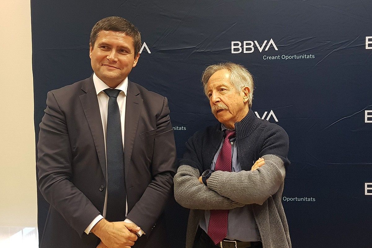 Carles Caballero i Josep Oliver després de la presentació de l'Anuari Econòmic Comarcal BBVA