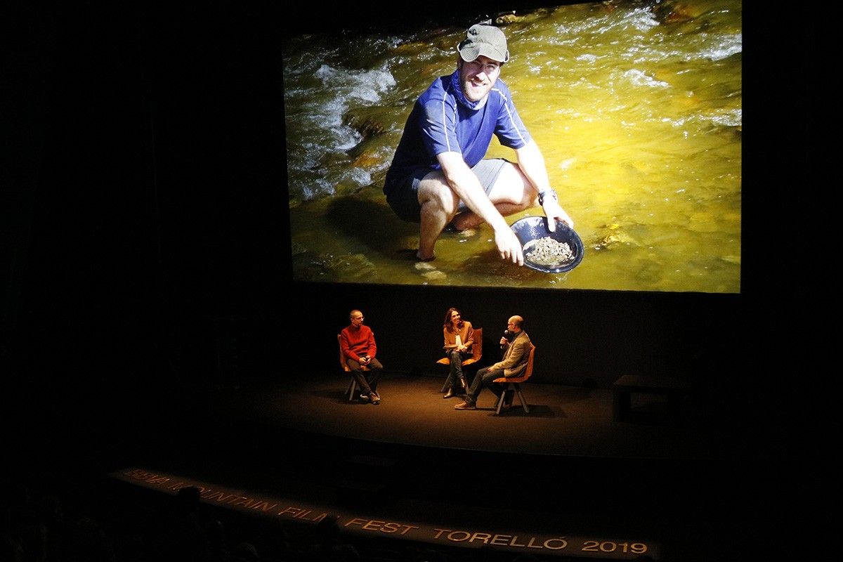 La sessió inaugural del festival en el moment en què s'entrevistava el fotògraf Oriol Alamay i l'escriptor Jordi Cana