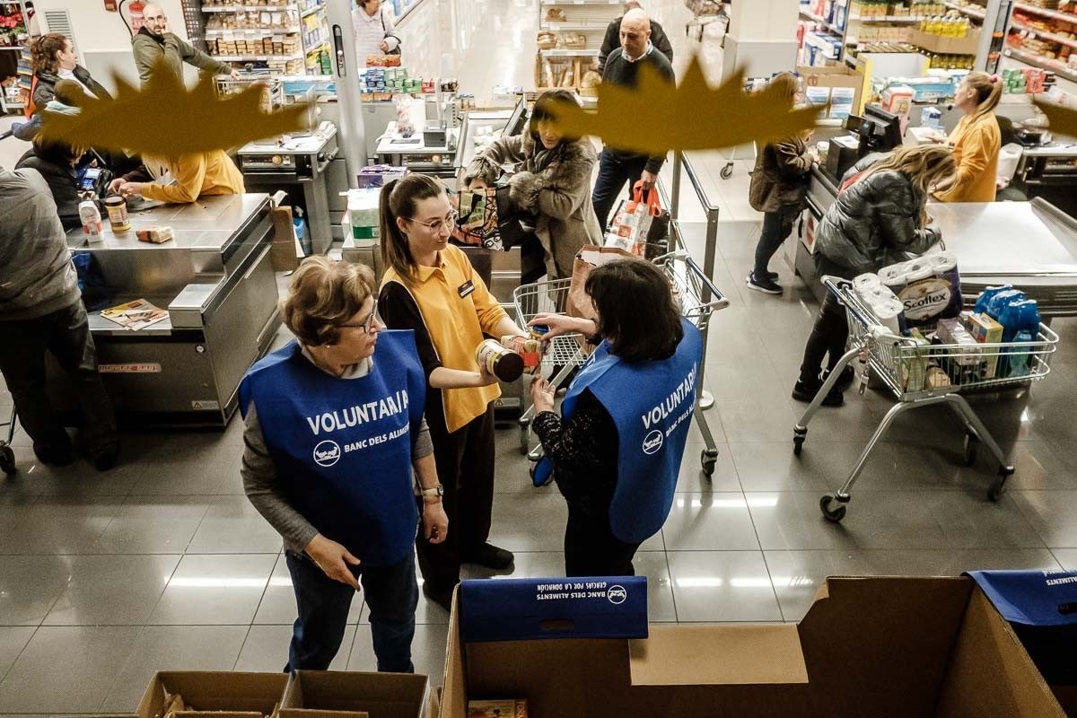 Voluntaris del Gran Recapte en un supermercat de Manlleu, l'any passat