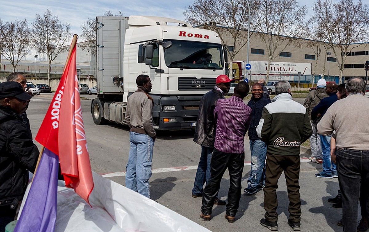 Treballadors d'Esfosa impedint l'entrada a un camió carregat de porcs
