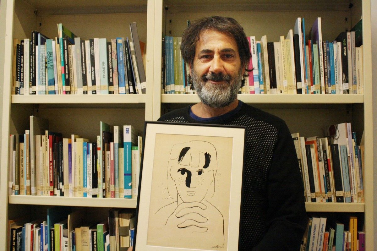 El fotoperiodista Sergi Cámara, amb el premi del Memorial Joan Gomis.
