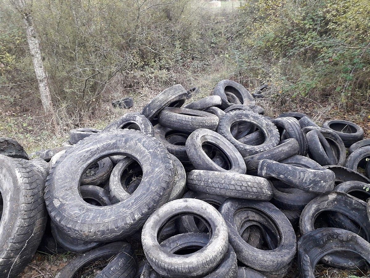 Els 250 pneumàtics abocats a l'Espai Natural Guilleries-Savassona