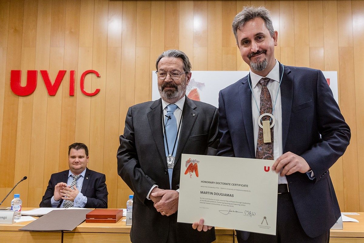 Martin Dougiamas, amb Jordi Montaña, investit Doctor Honoris Causa per la UVic-UCC