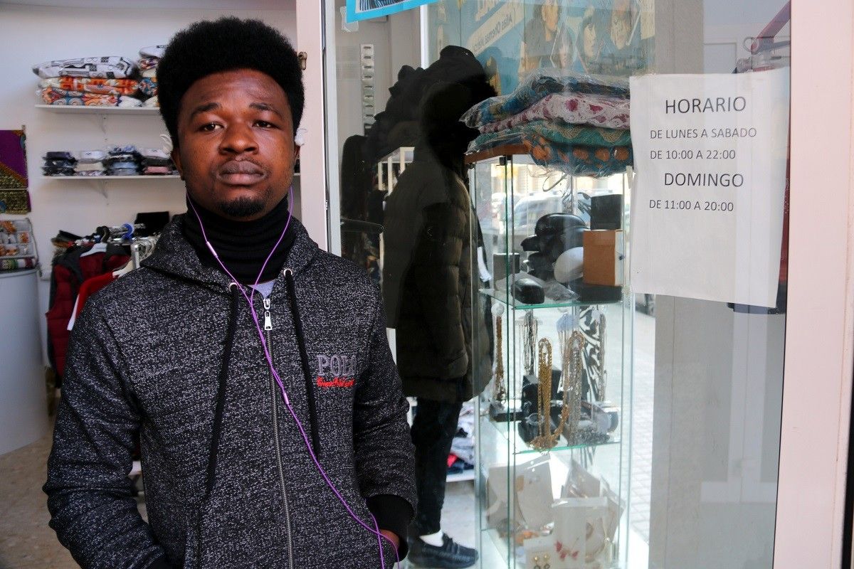 L'Evans a la botiga de roba africana on treballa, al barri del Remei de Vic