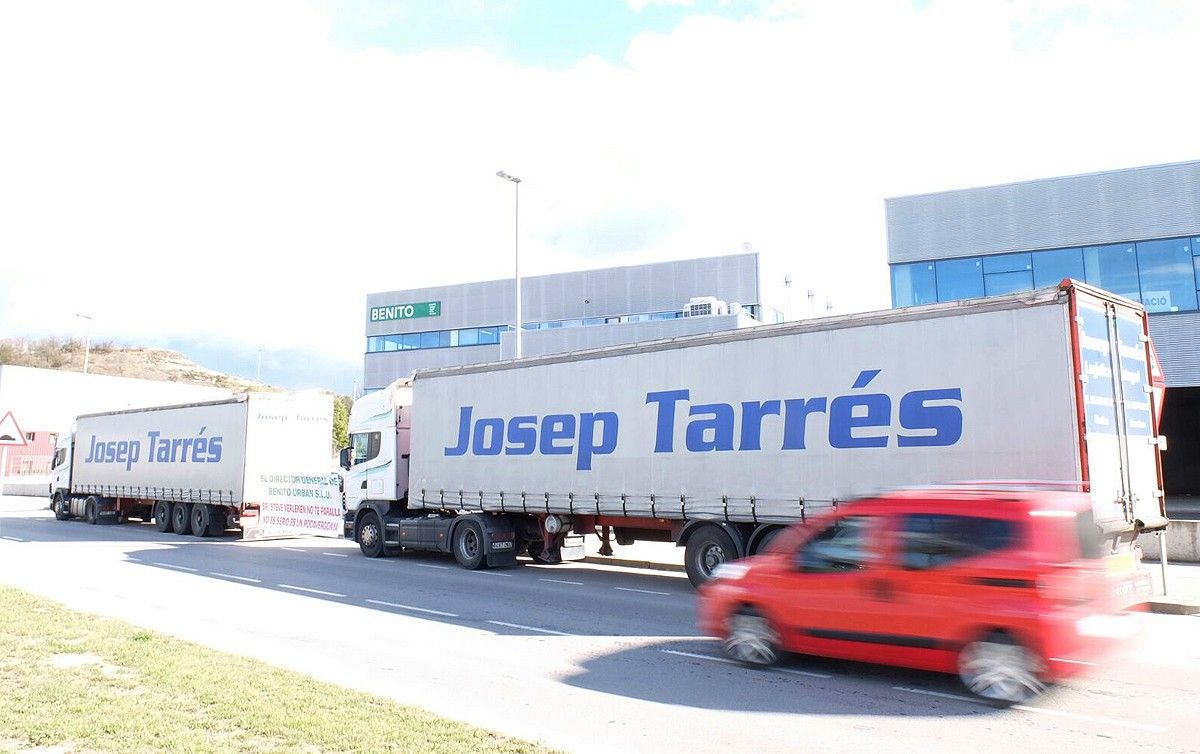 Els camions de Josep Tarrés, davant de les oficines de Benito