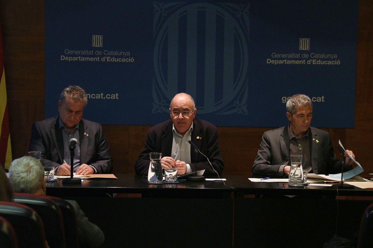 El secretari de Polítiques Educatives, Carles Martínez, el conseller d'eduació, Josep Bargalló, i el director general de centres públics, Josep González-Cambray.