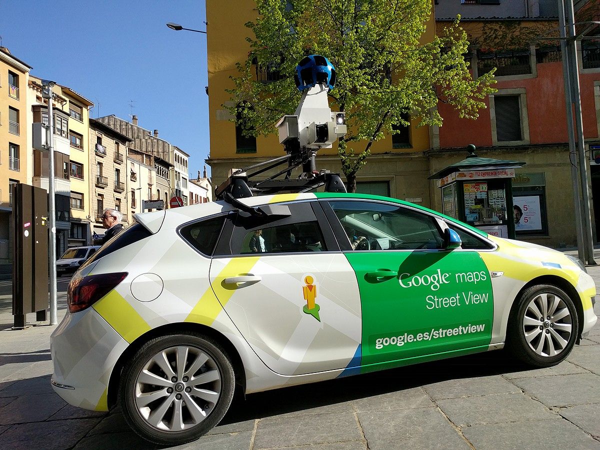 El cotxe de Google Street, a l'entrada de la plaça Major de Vic