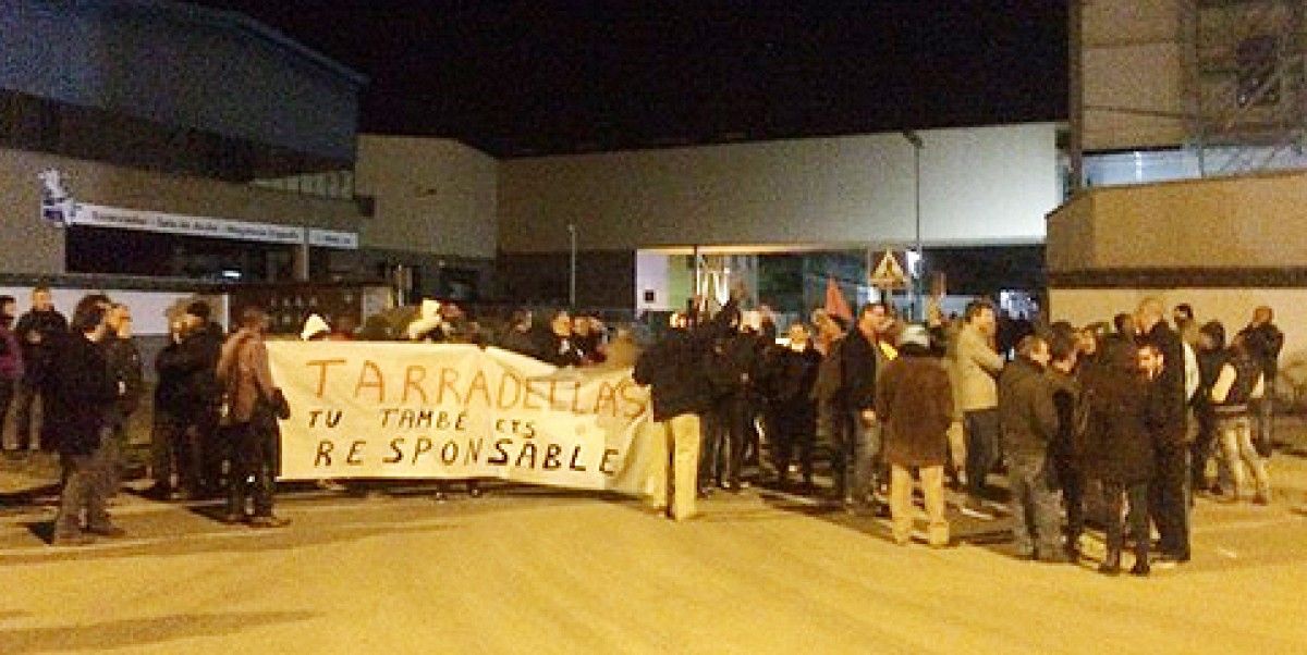 Una pancarta contra Tarradellas, a la vaga d'Esfosa