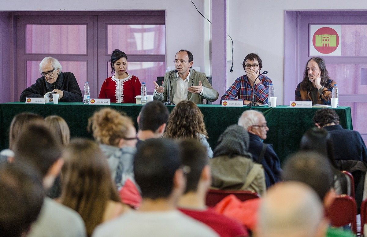 Lluís Solà, Laila Karrouch, Toni Pladevall, Carles Dachs i Albert Canadell, a la trobada d'escriptors a l'Institut de Vic